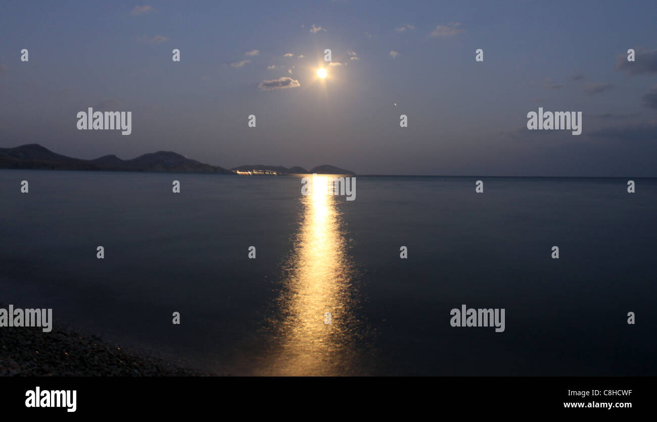 Pleine lune au-dessus de la mer Banque D'Images