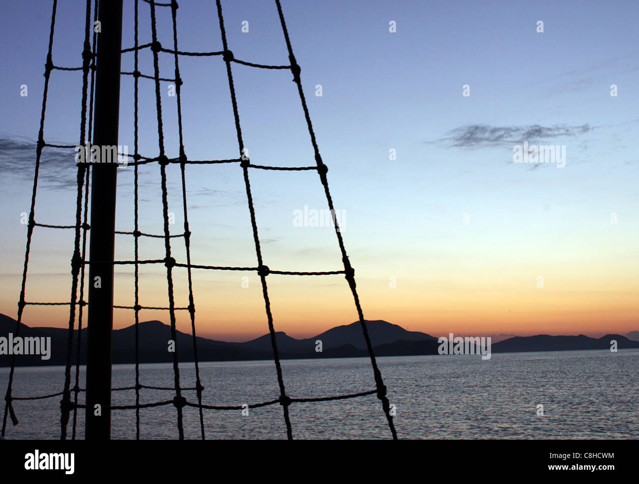 Avant le lever du soleil : vue sur la mer de la voile Banque D'Images