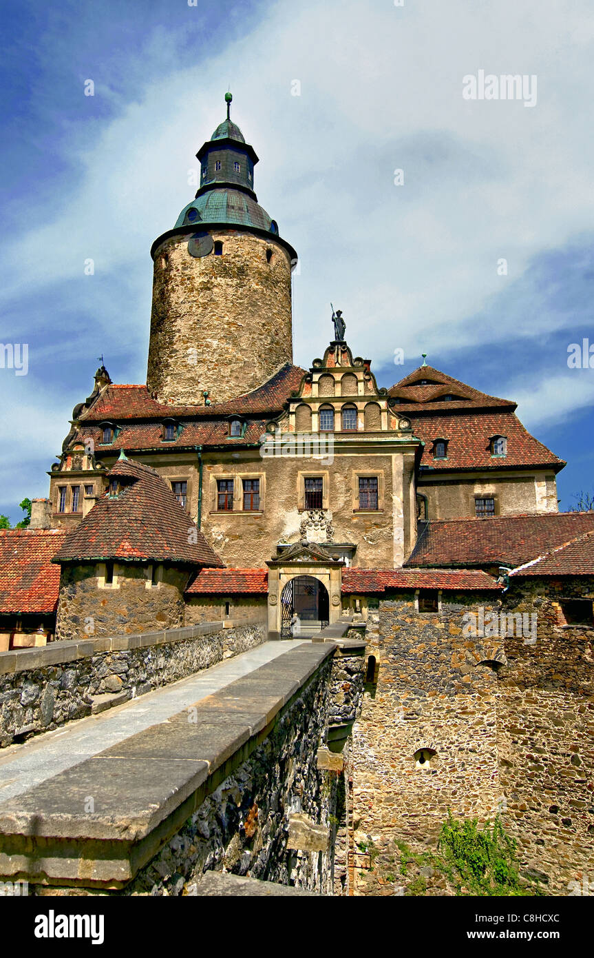Château Czocha est situé dans la rivière Kwisa Lesna en Pologne Banque D'Images