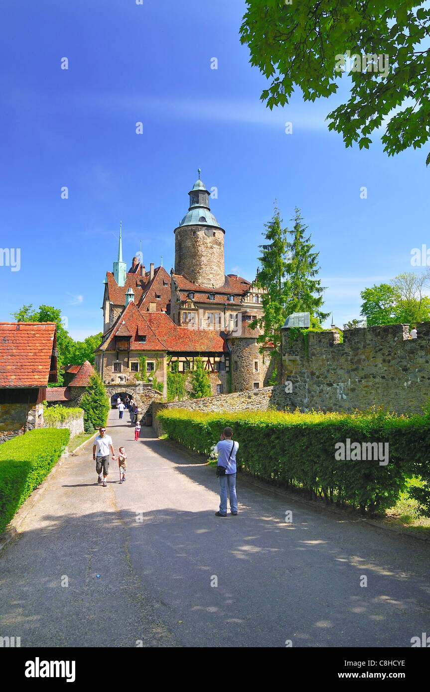 Château Czocha est situé dans la rivière Kwisa Lesna en Pologne Banque D'Images