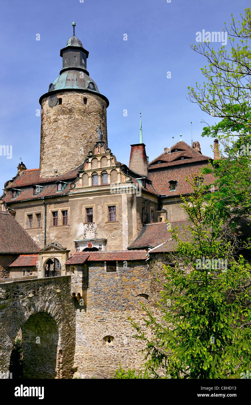 Château Czocha est situé dans la rivière Kwisa Lesna en Pologne Banque D'Images