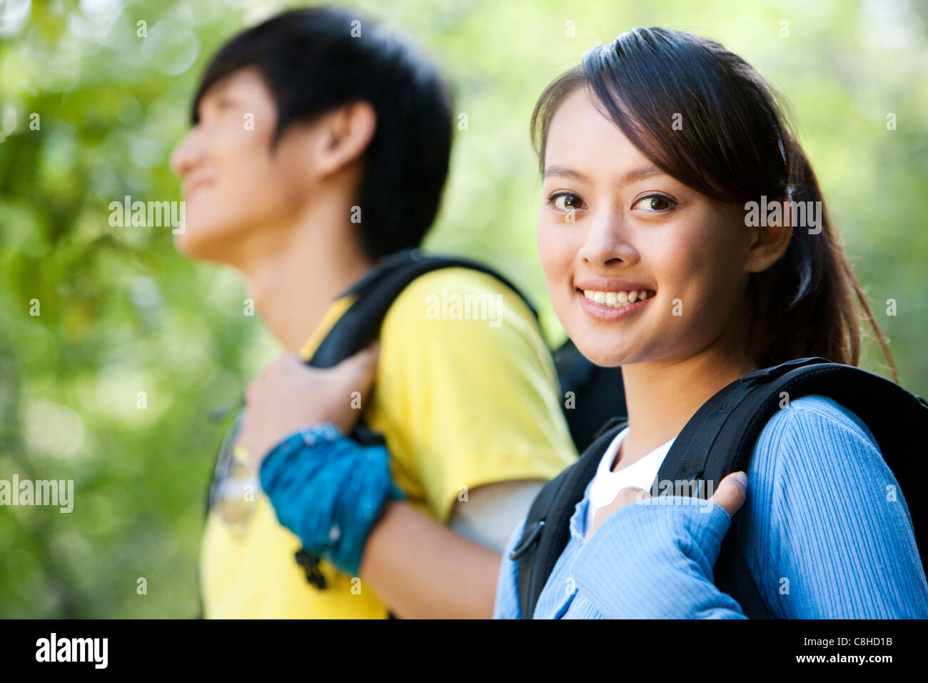 Jeune couple sur Randonnée Pédestre Banque D'Images