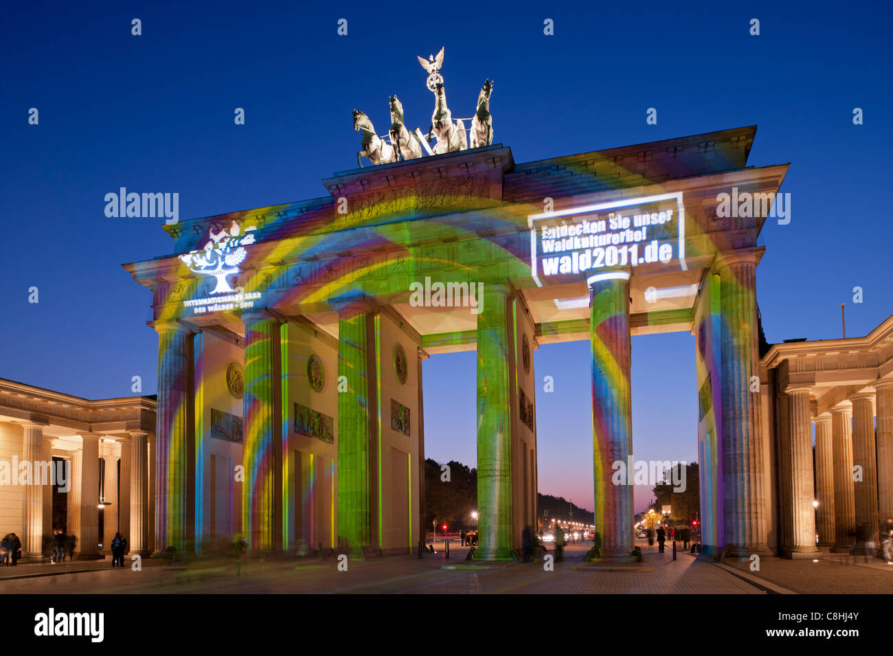 Porte de Brandebourg allumé pendant la fête des lumières à Berlin Allemagne 2011 Banque D'Images
