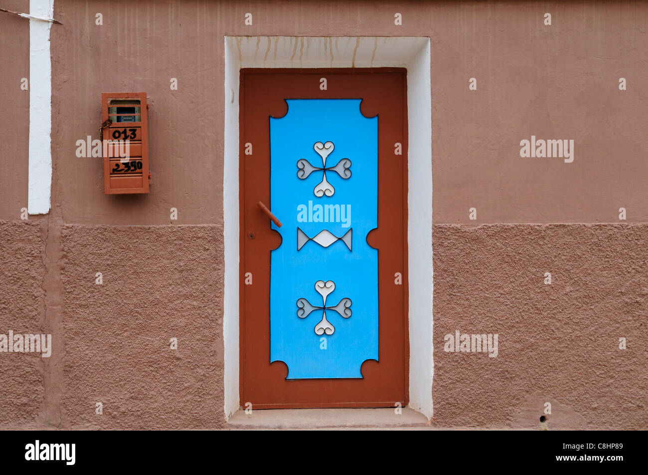 Une porte dans le village de Idrn près de Tafraoute, Région de Souss-Massa-Draa, Maroc Banque D'Images