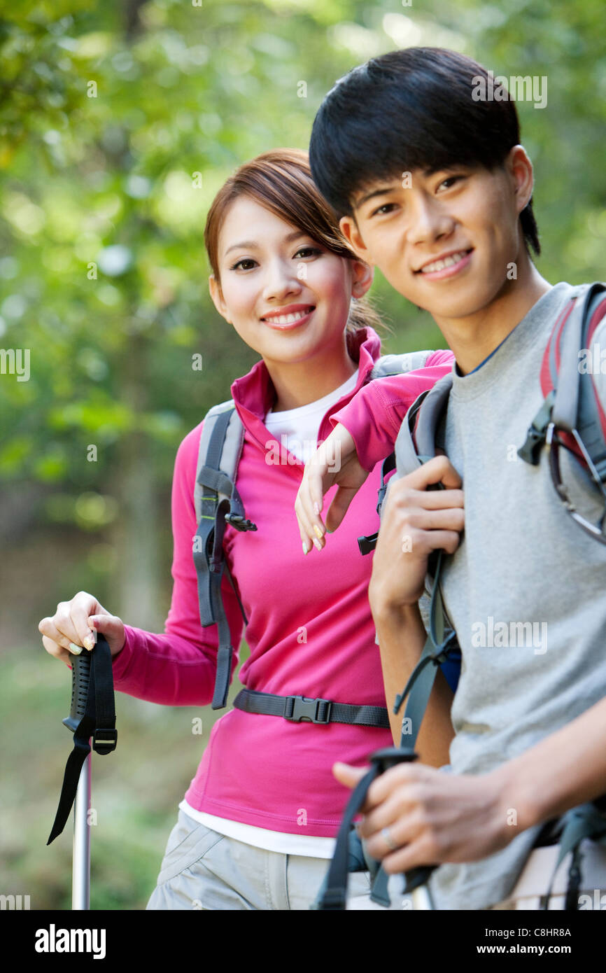 Jeune couple sur Randonnée Pédestre Banque D'Images
