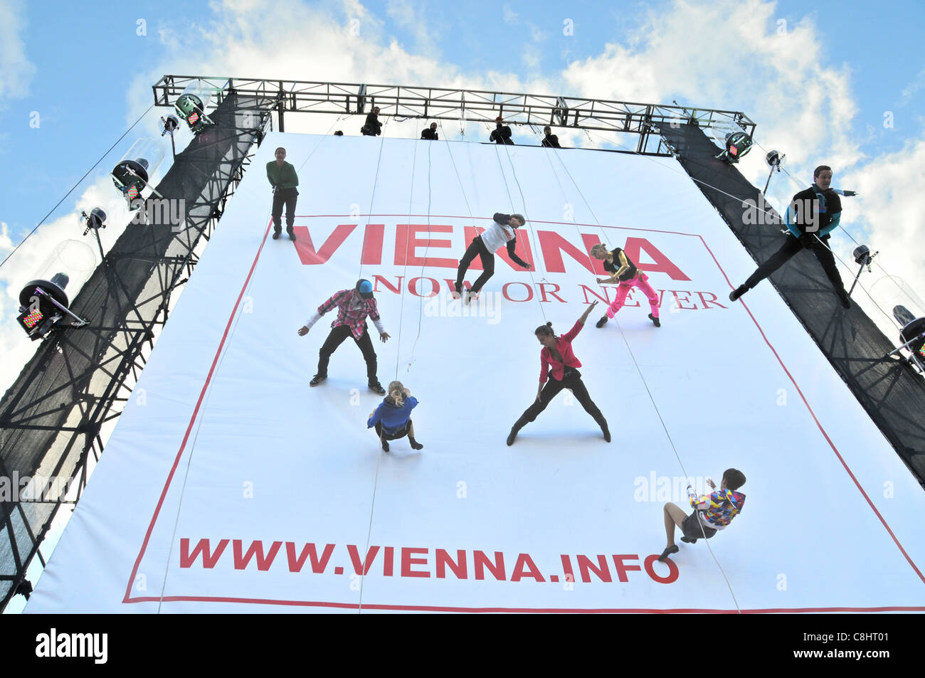 Vienne maintenant ou jamais danseurs ascending une plate-forme érigée en face de Nelsons Column pour promouvoir le tourisme à Vienne Mardi 25 Octobre 2011 Banque D'Images