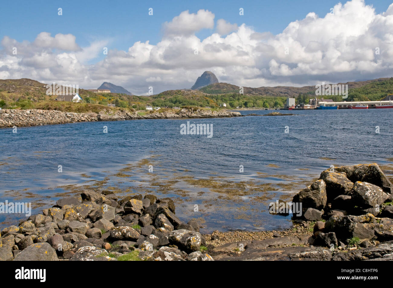 Lochinver sur la côte nord-ouest de l'Écosse, avec les sur les pics de Suilven et Cul Mor. Banque D'Images