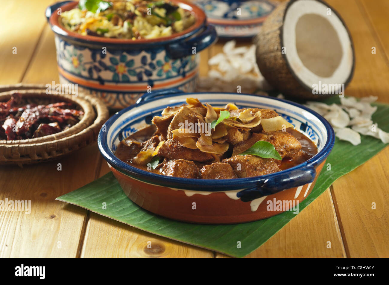 Xacuti poulet avec riz à la noix de coco. L'ouest de l'Inde l'alimentation Banque D'Images