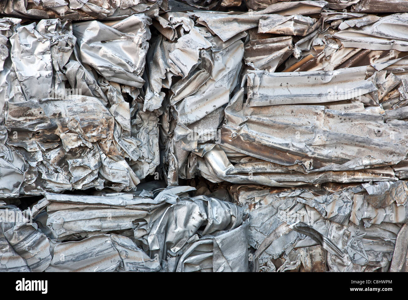 Le recyclage, les feuilles d'aluminium compactés. Banque D'Images