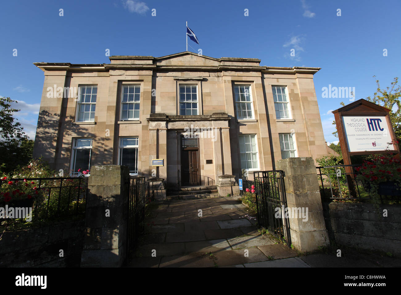 Ville de Dingwall, en Écosse. La Highland Theological College à Dingwall's High Street. Banque D'Images