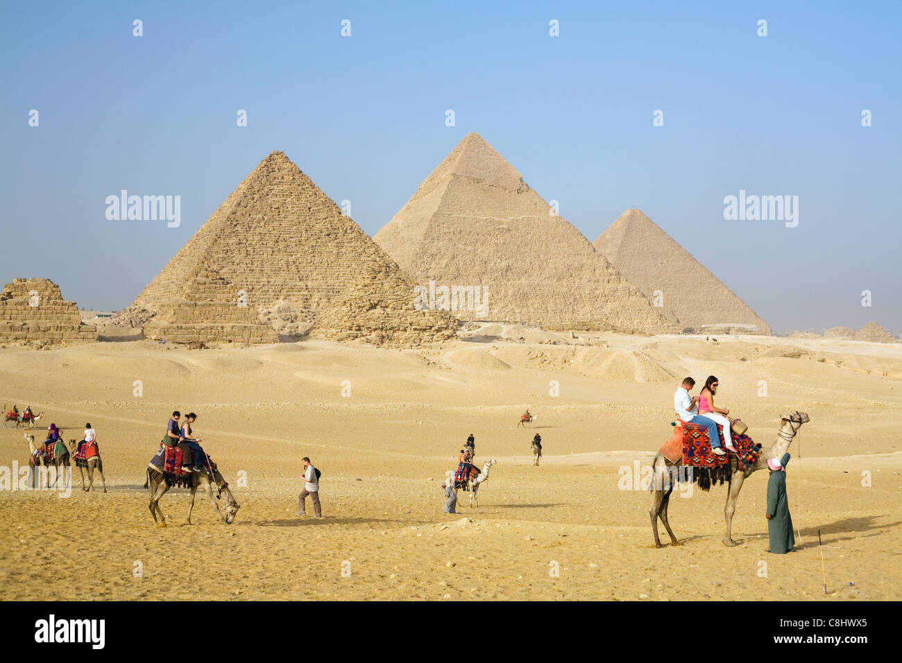 Les touristes et les pyramides de Gizeh le plateau dans le Caire, Egypte Banque D'Images
