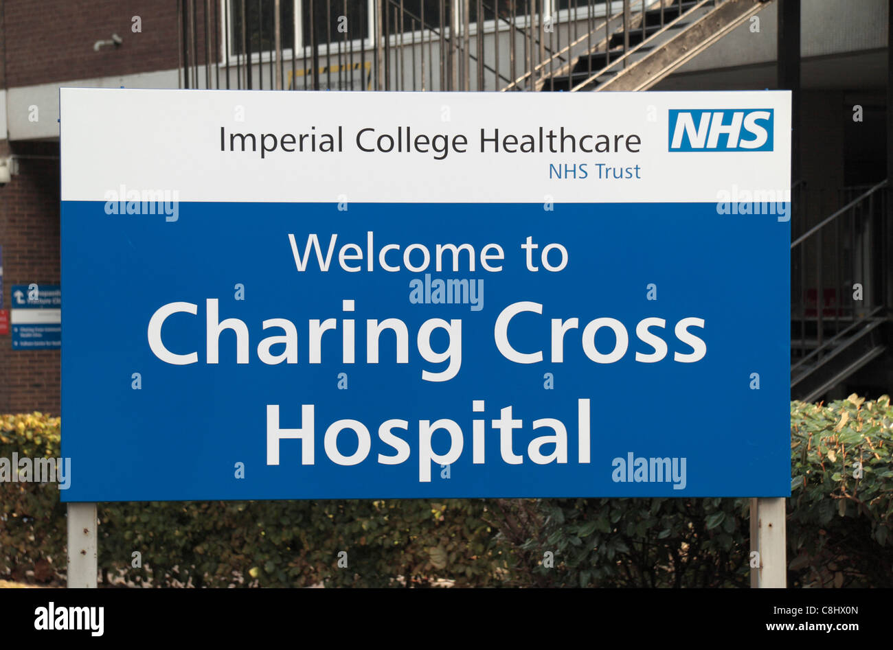 Bienvenue inscrivez-vous à l'extérieur de l'entrée à l'hôpital de Charing Cross, Londres. Octobre 2011 Banque D'Images