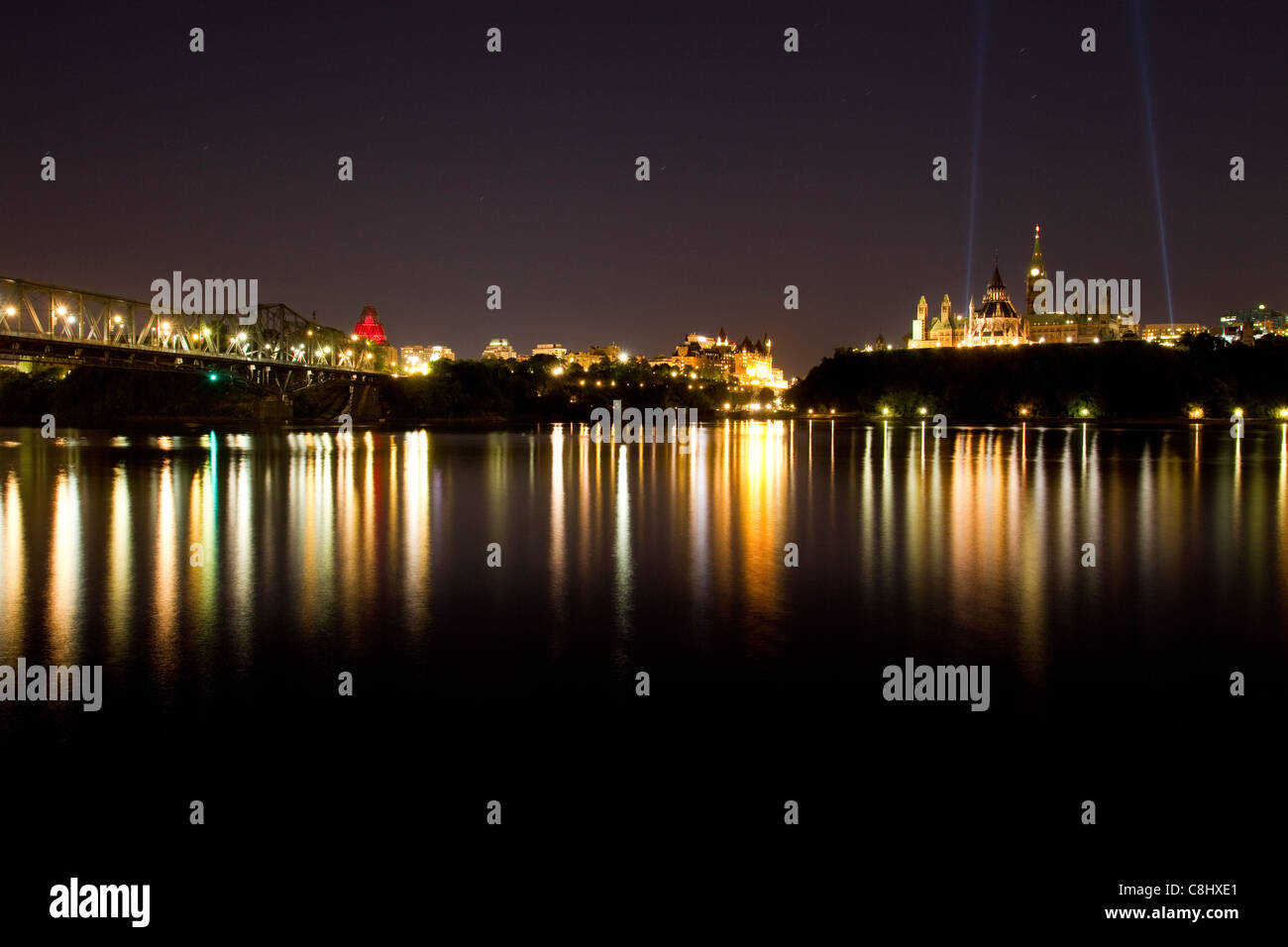 Réflexion des édifices du Parlement et des lumières d'Ottawa à Ottawa River dans la nuit Banque D'Images