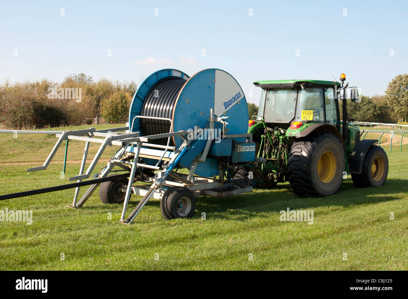 Mise sous tension du tracteur Briggs arrosage automatique sur l'hippodrome de Warwick, Royaume-Uni Banque D'Images