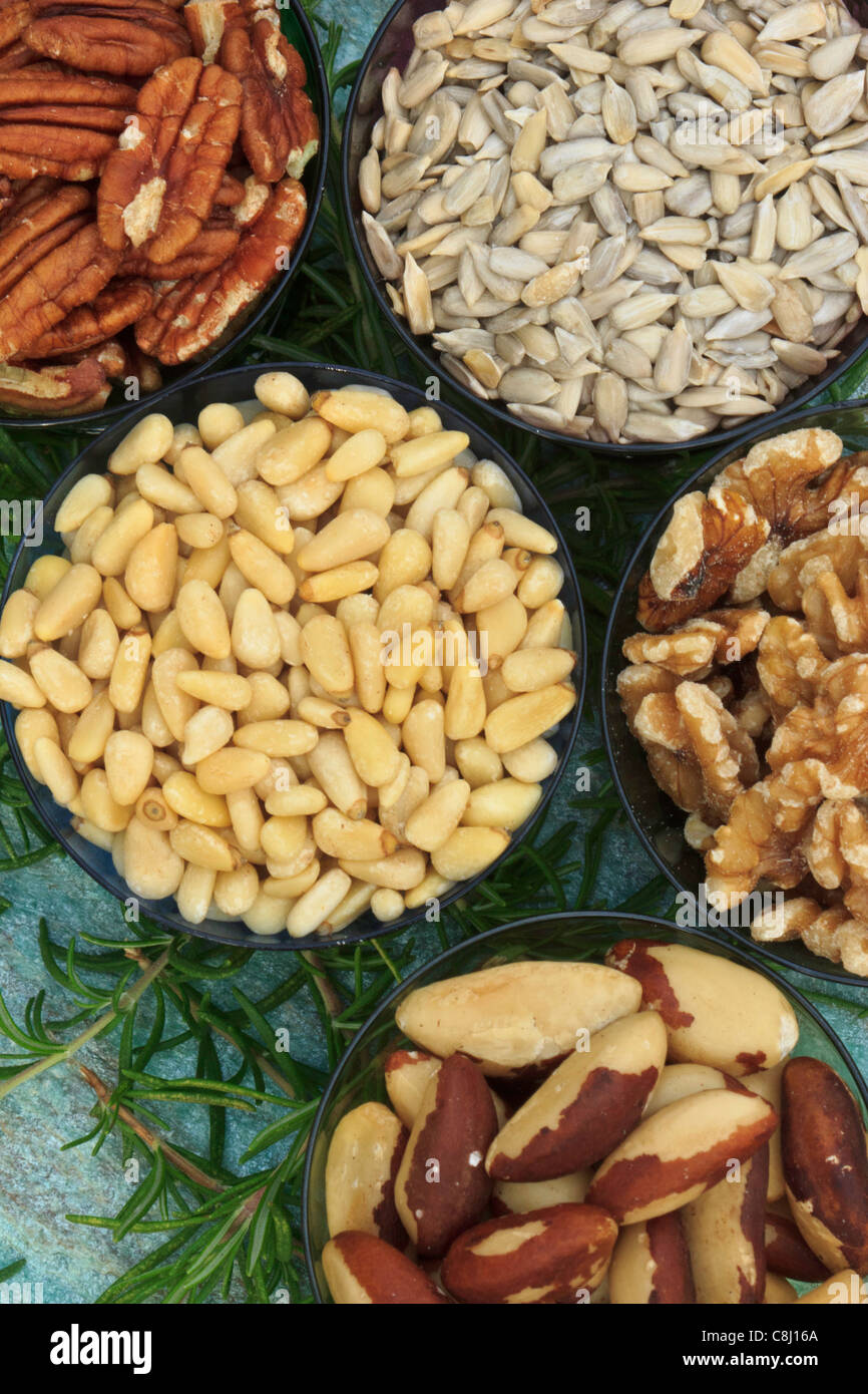 Les noix du Brésil, la santé, la santé, la nutrition, les noix, les moitiés de pacanes, pacanes, noix de pin, décortiquées, les graines de tournesol, de l'alimentation Banque D'Images