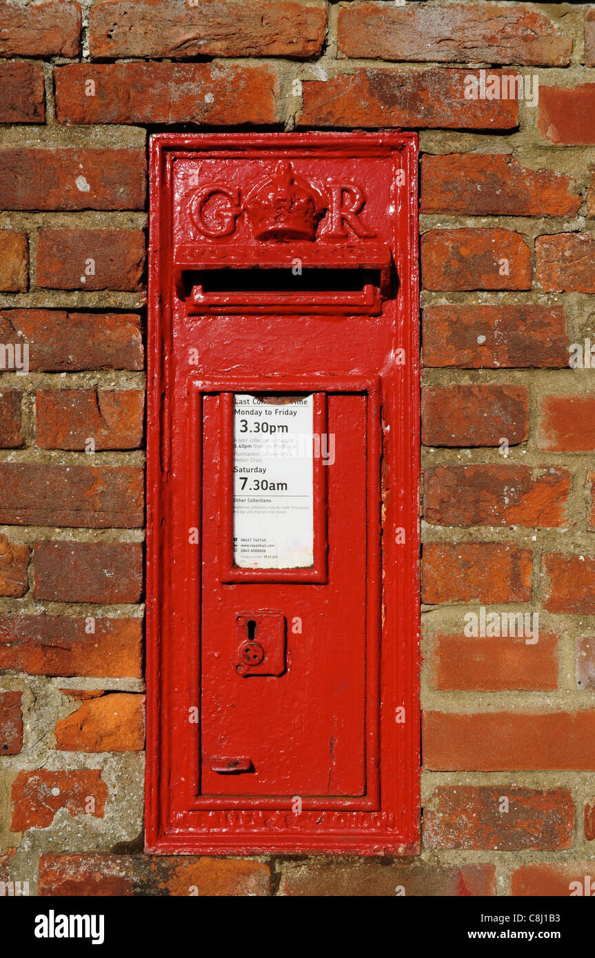 Le roi George GR wall post box, Burnham Overy Staithe, Norfolk, England, UK Banque D'Images