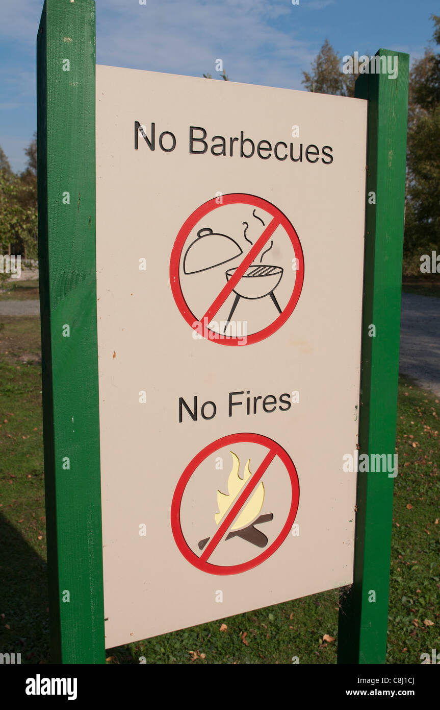 Pas de barbecues et feux signe, Pooley Country Park, Warwickshire, UK Banque D'Images