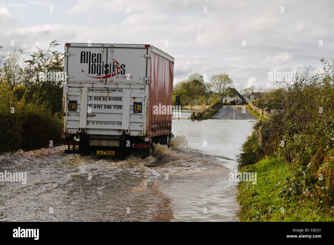 Camion conduit par des routes rurales inondées en Irlande du Nord Mardi, 25 octobre, 2011. Banque D'Images