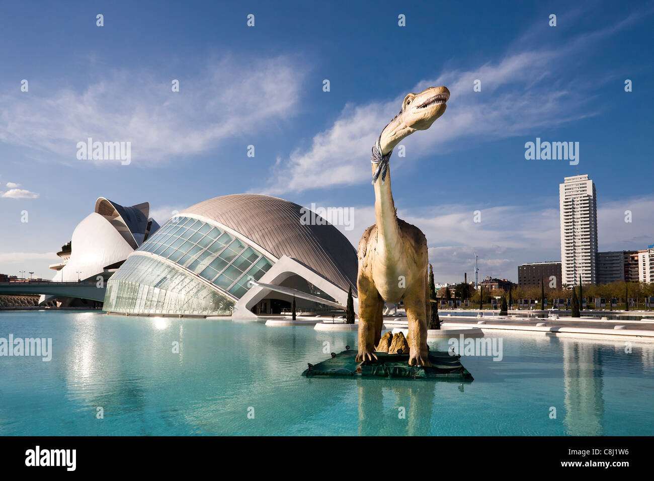 L'Espagne, l'Europe, Valence, Cité des Arts et des sciences, Calatrava, architecture, moderne, Dinosaur, de l'eau Banque D'Images