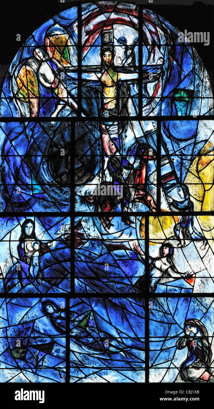 La mort et la résurrection (troisième de cinq fenêtres illustrant l'expérience humaine) par Marc Chagall Tudeley, église, Kent, Angleterre Banque D'Images