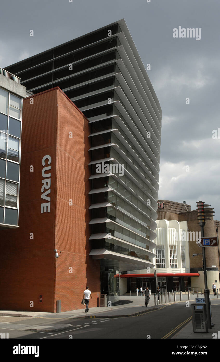 Le théâtre Curve dans le quartier culturel de Leicester. Conçu par le célèbre architecte Rafael Vinoly, il fut ouvert en 2008 Banque D'Images