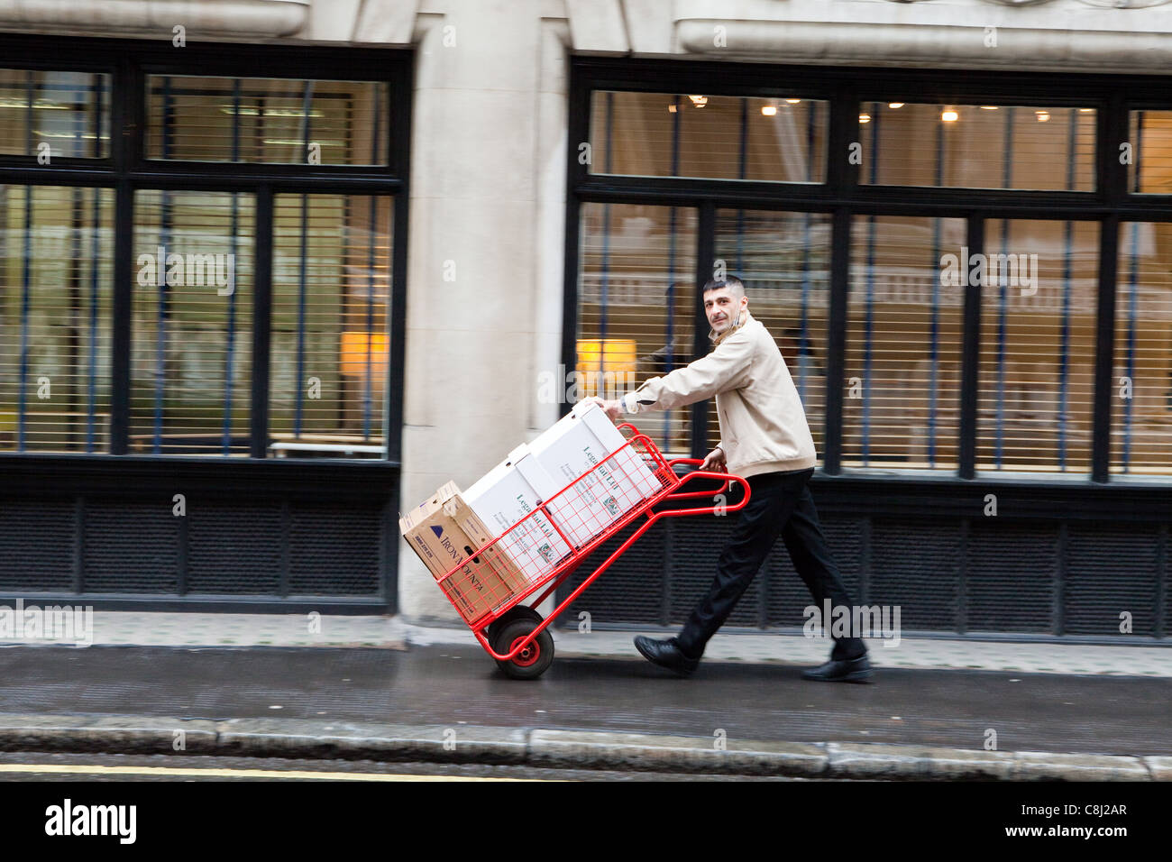 Les commis d'avocats de prendre les documents juridiques, Chancery Lane, London, EC4 Banque D'Images