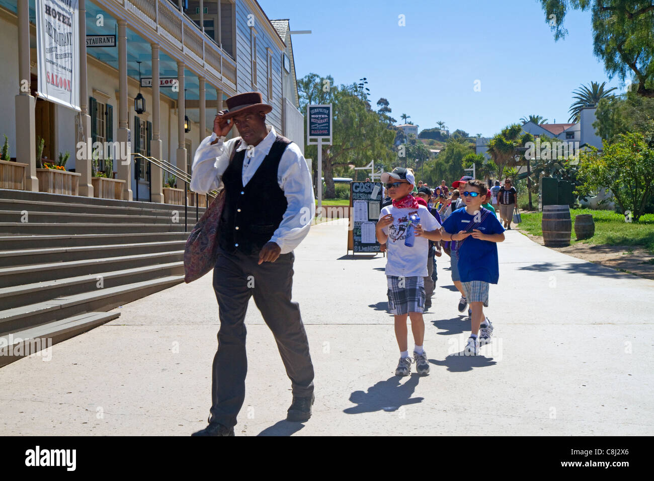 Les enfants sur une visite guidée de Old Town San Diego State Historic Park, Californie, USA. Banque D'Images
