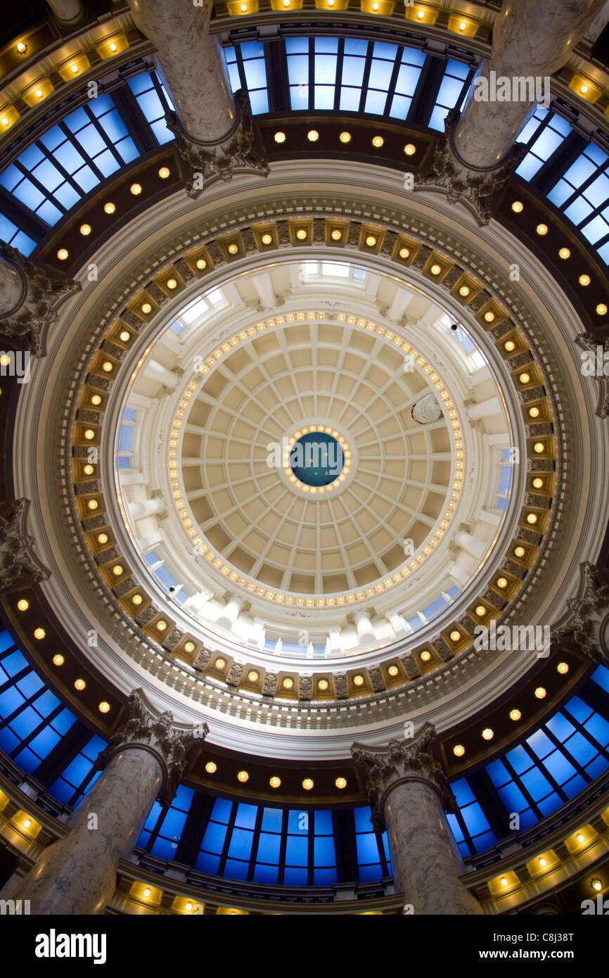 Jusqu'à la rotonde de l'intérieur de la coupole de l'Idaho State Capitol building situé à Boise, Idaho, USA. Banque D'Images