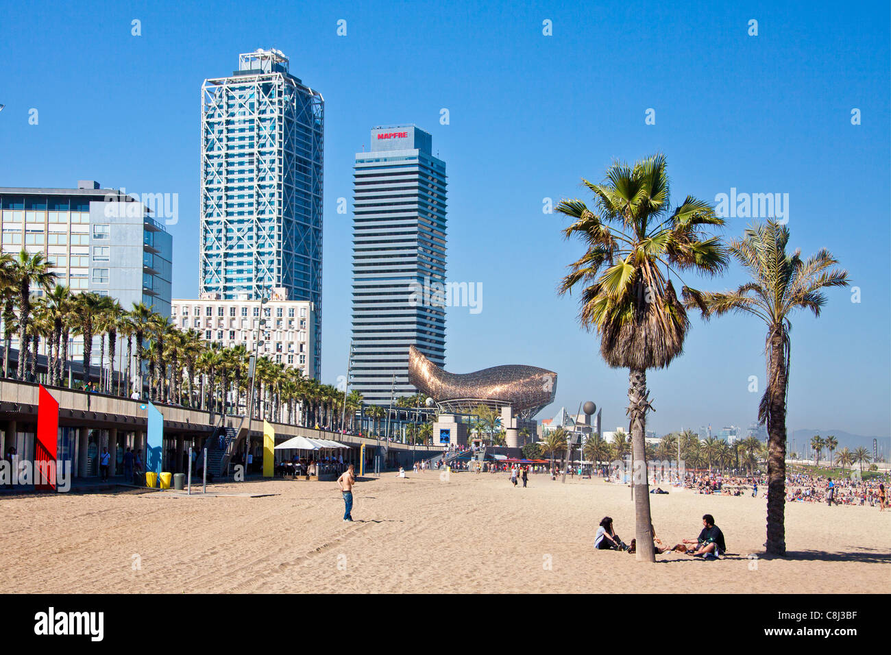 L'Espagne, l'Europe, Catalunya, Barcelone, Barceloneta, la plage, pêcher, marcher, le Maritim, promenade, Mapfre, tours Banque D'Images