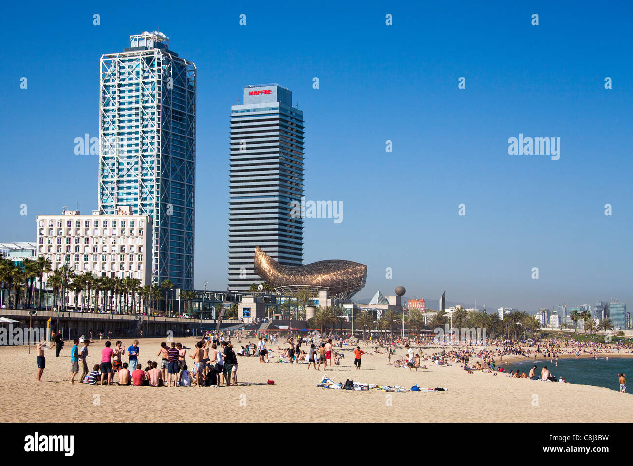 L'Espagne, l'Europe, Catalunya, Barcelone, Barceloneta, la plage, pêcher, marcher, le Maritim, promenade, Mapfre, tours Banque D'Images