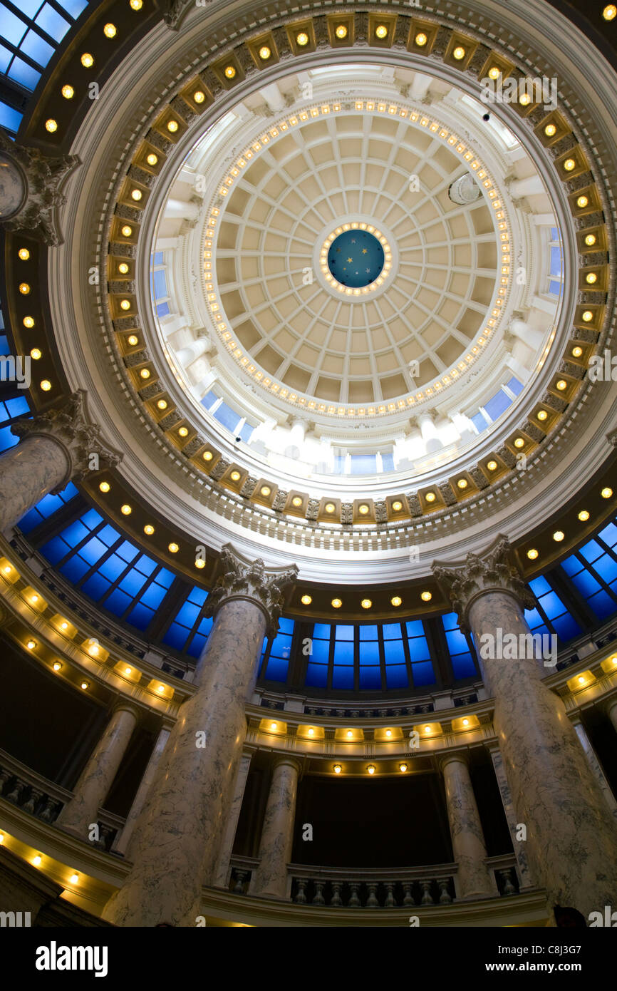 Jusqu'à la rotonde de l'intérieur de la coupole de l'Idaho State Capitol building situé à Boise, Idaho, USA. Banque D'Images