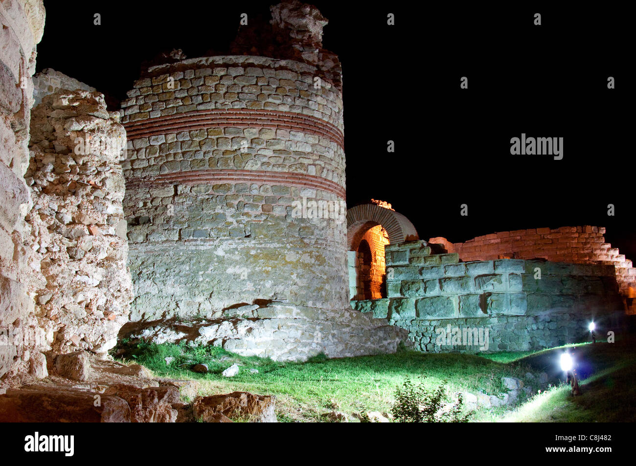 Les murs anciens de Nessebar en nuit (Ruines de remparts Vieille Ville Nessebar) Banque D'Images