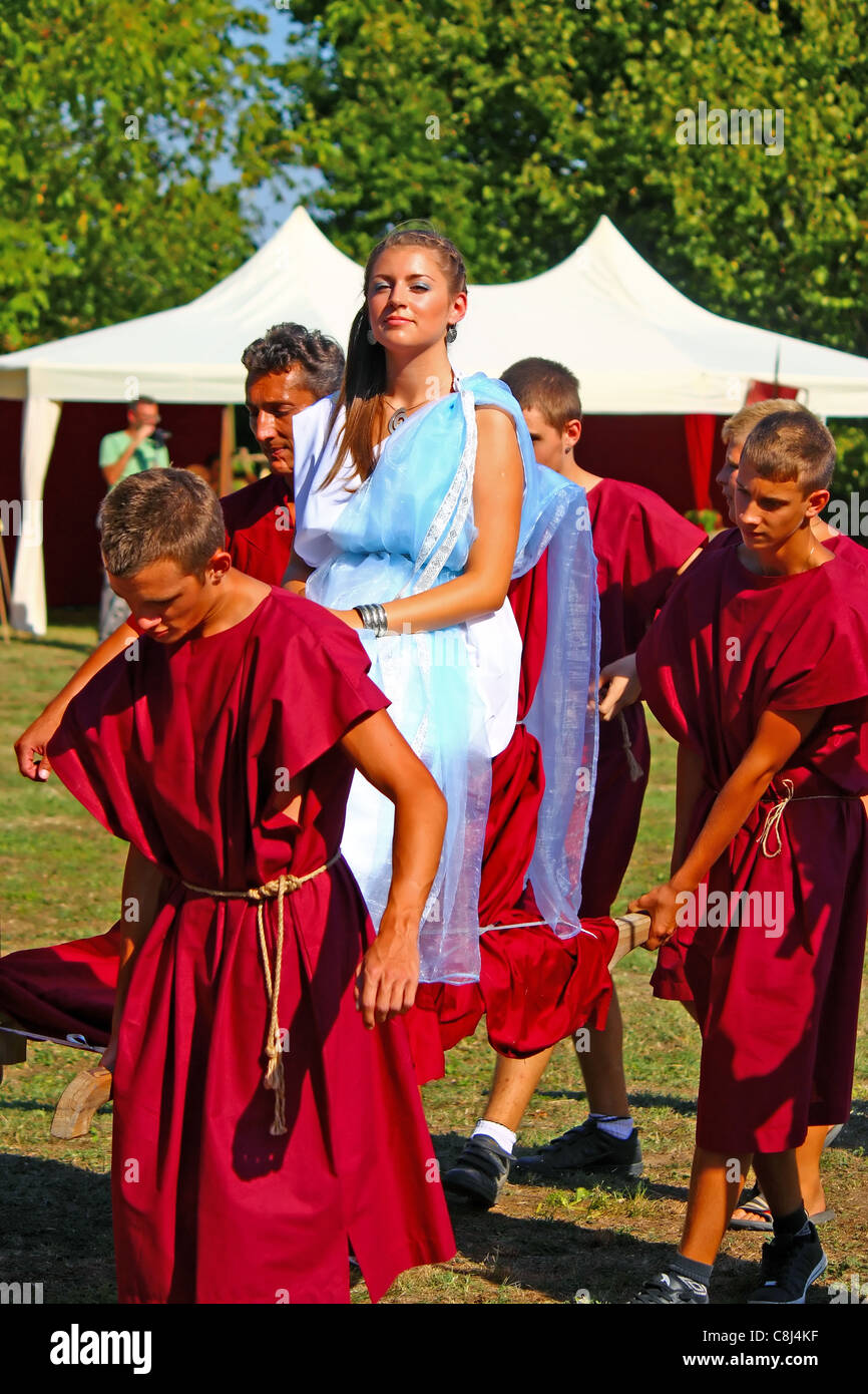 Les esclaves romains qui portent femme noble romaine au cours de show à Andautonia, Pannonie ( Scitarjevo, Croatie) Banque D'Images