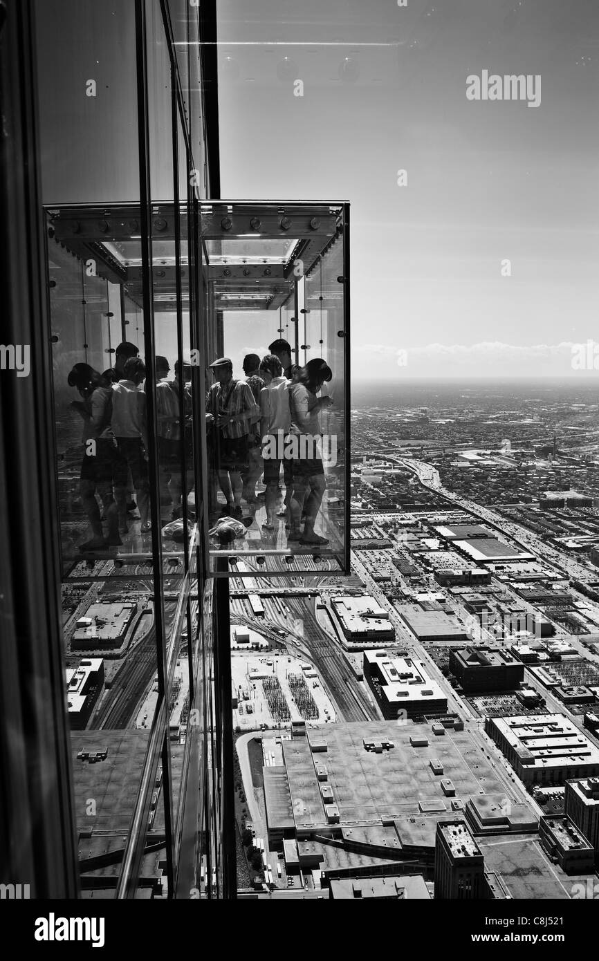 Une boîte de visualisation en verre qui dépasse de la Willis Tower au niveau de l'observation fournissant un vista de l'horizon de Chicago. Banque D'Images