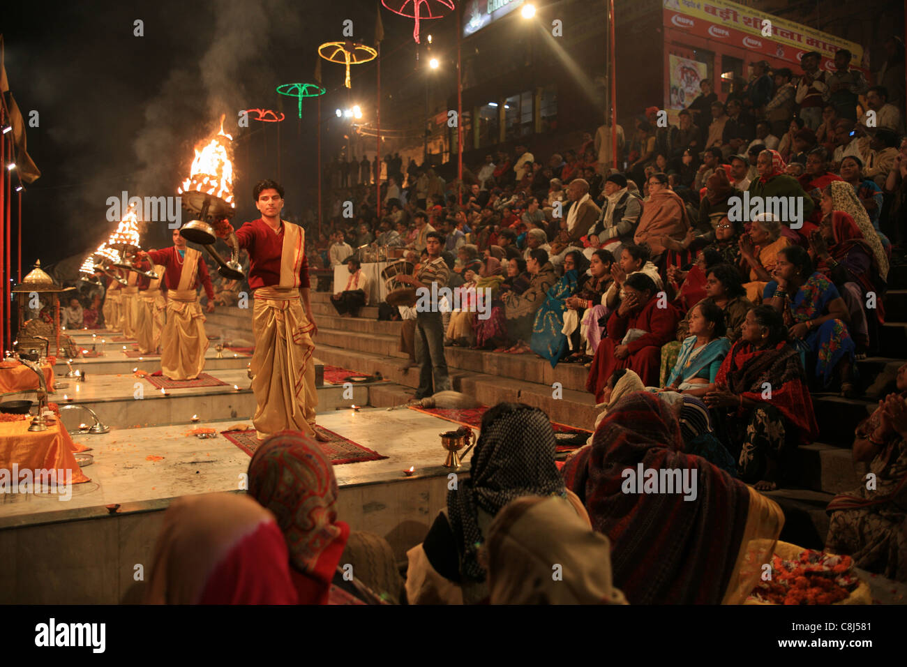 Ganga aarti, Varanasi, Benares, Uttar Pradesh, Inde, Asie, Gange, mère Gange, fleuve sacré, l'Hindouisme, hindoue, l'Hindouisme, pèlerin Banque D'Images