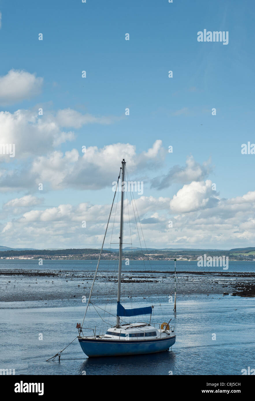 Petit voilier à marée basse Banque D'Images