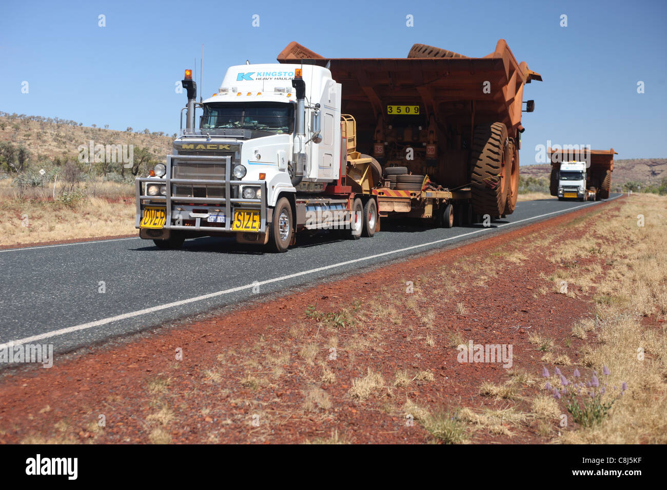 Road train australia outback down Banque de photographies et d’images à ...