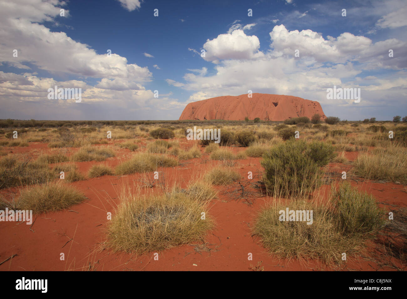 Ayers Rock, Uluru, Australie, le Centre de l'Australie, l'Outback, sable rouge, nuages, Spinifex, Territoire du Nord, désert, Centre Rouge, AB Banque D'Images