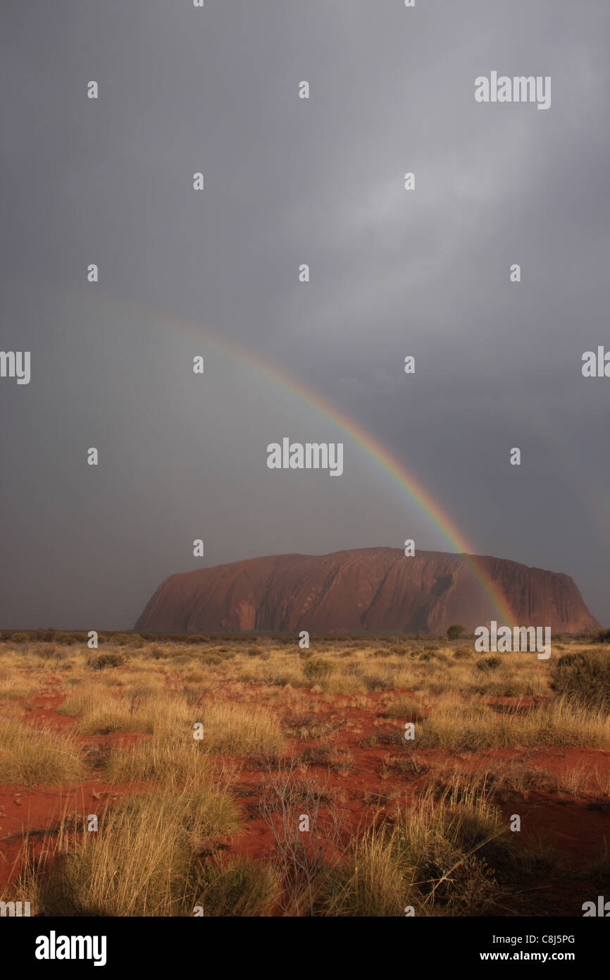Ayers Rock, Uluru, Australie, le Centre de l'Australie, l'Outback, sable rouge, arc-en-ciel, Spinifex, nuages, Territoire du Nord, le désert rouge, C Banque D'Images