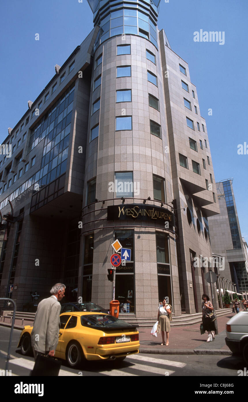 Budapest, Hongrie. Yves Saint Laurent boutique ; passage piétons piétons ; voiture jaune sur la route. Banque D'Images