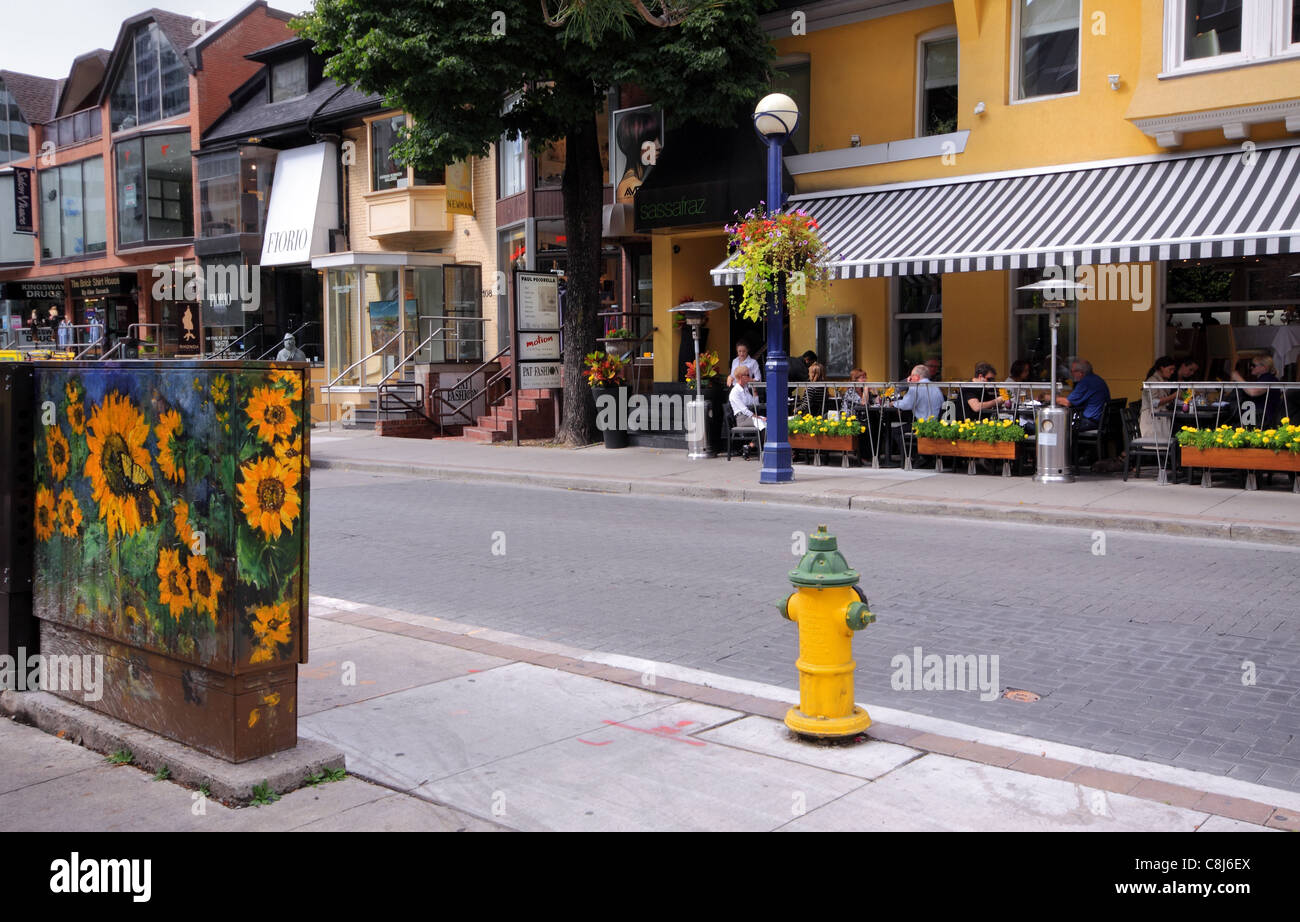 Restaurants et magasins dans un quartier branché de Yorkville à Toronto, Ontario, Canada Banque D'Images