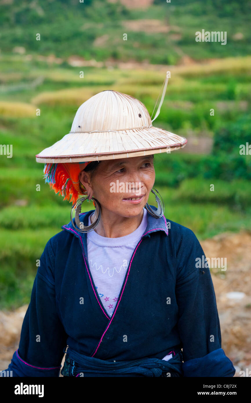 H'Mong noir femme portant veste bleu indigo traditionnel Banque D'Images
