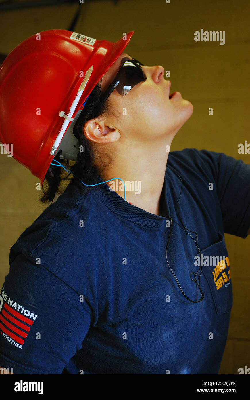 La supervision de l'installation électricien femme plafond industriel câblage. Banque D'Images