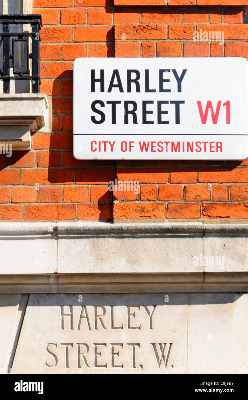 Ancienne et Nouvelle façon de créer des plaques de rue sur les côtés du mur de brique ou de pierre pour célèbre Harley Street emplacement dans City of Westminster London Angleterre UK Banque D'Images