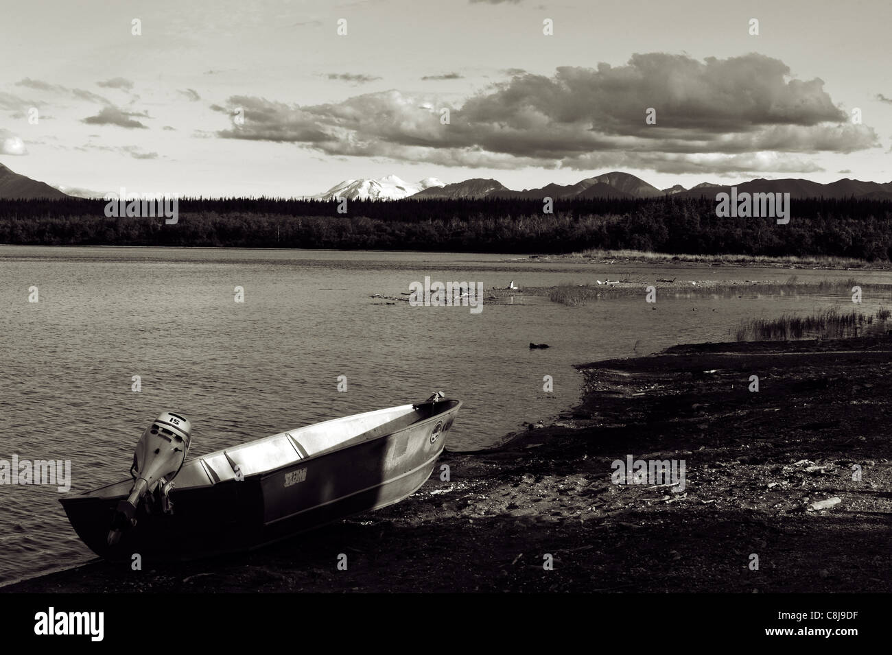 Photo noir et blanc d'un bateau à moteur s'est arrêté sur la plage du lac Naknek à Katmai National Park, Alaska, USA Banque D'Images