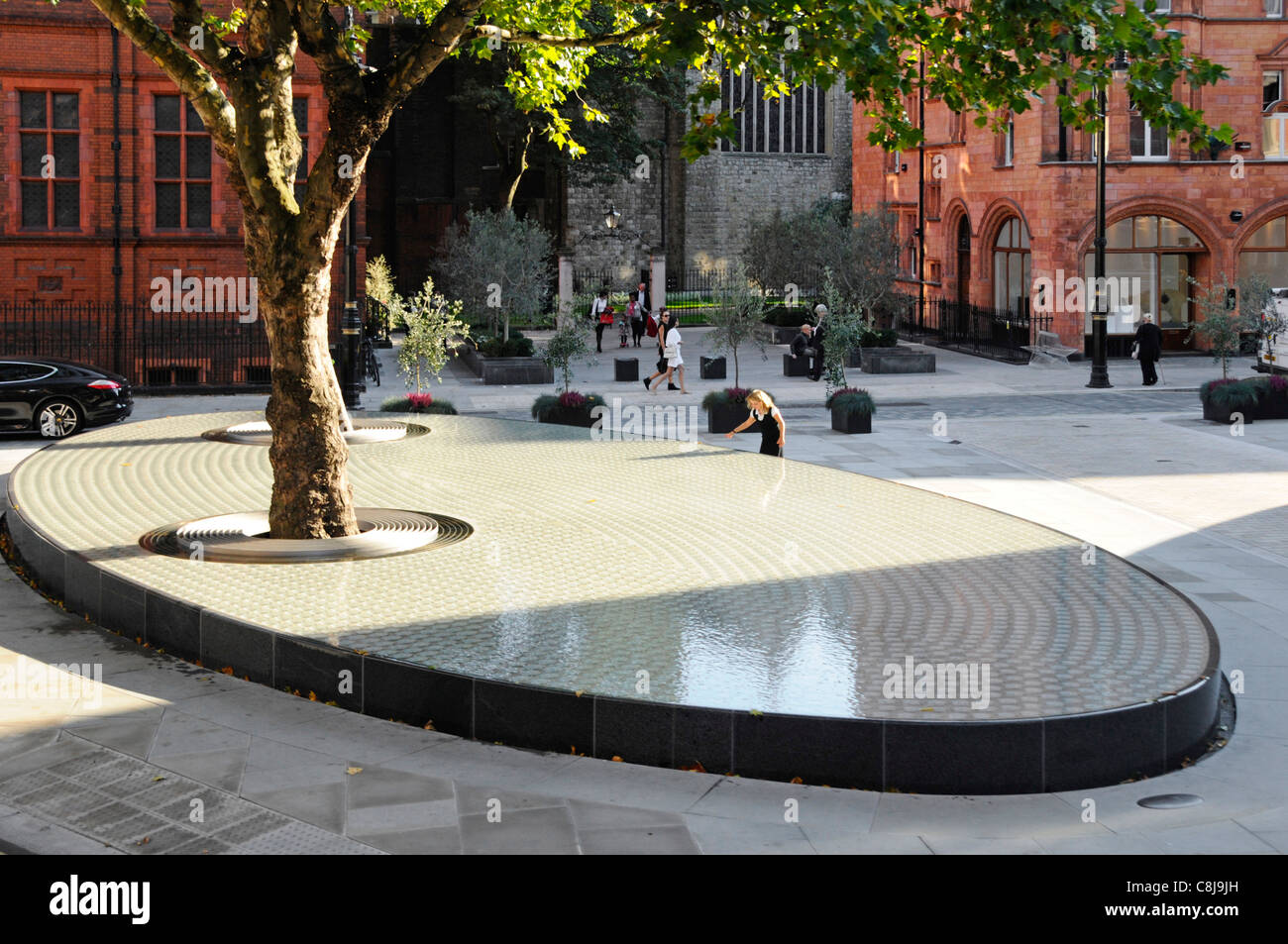 Scène de rue à Londres Carlos Place & Mount Street Mayfair «silence' d'eau soulevée par Tadao Ando enroulé autour du tronc des arbres matures UK West End Banque D'Images