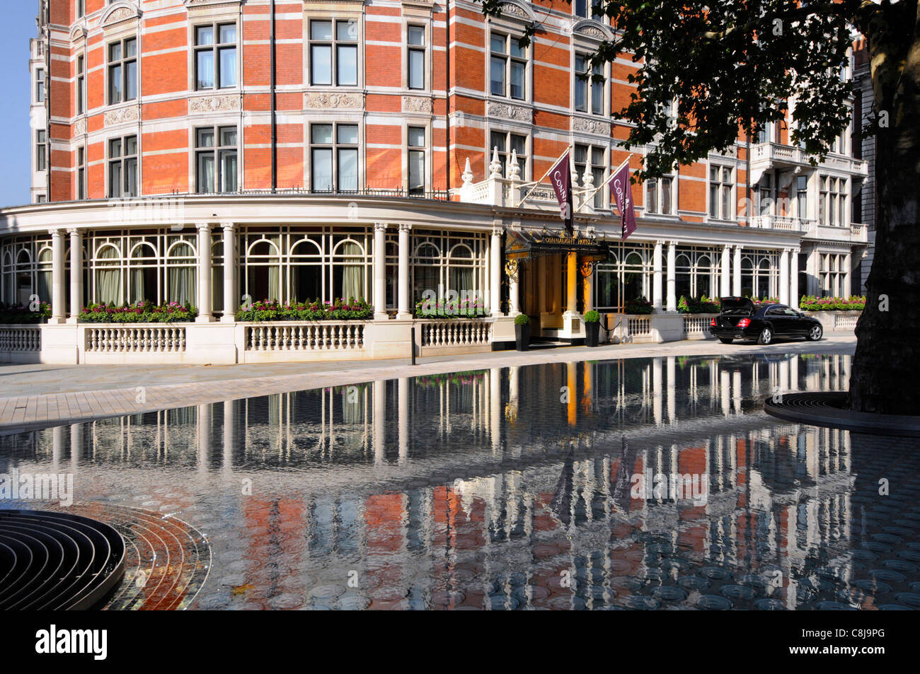 Front luxe cinq étoiles Connaught Hotel réflexion extérieure Mayfair 'Silence' Raeed water feature and Tree by Tadao Ando Carlos place London West End UK Banque D'Images