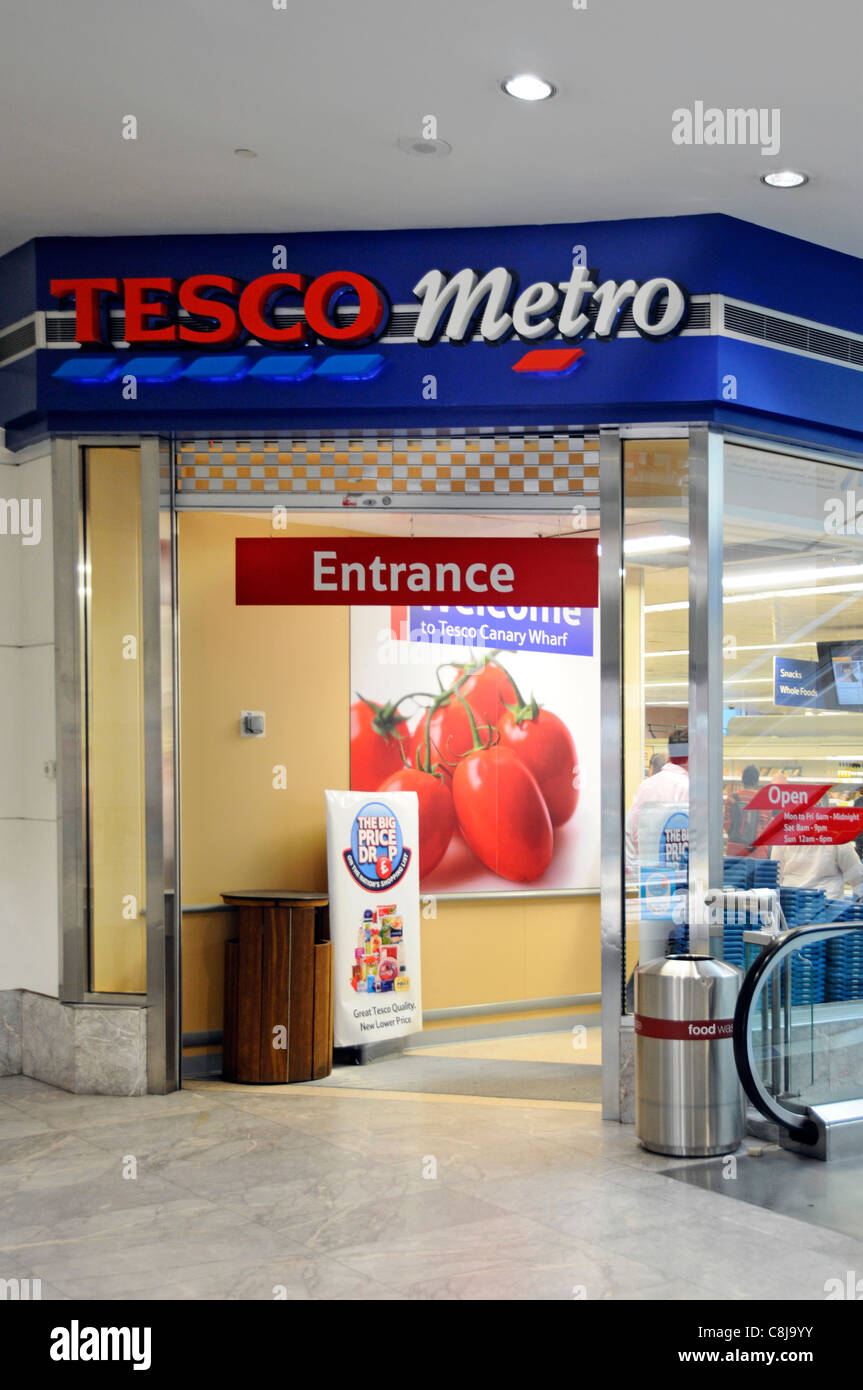 Entrée du magasin de détail du supermarché Tesco Metro un centre commercial de Canada Square à Canary Wharf Tower Hamlets East London England Banque D'Images