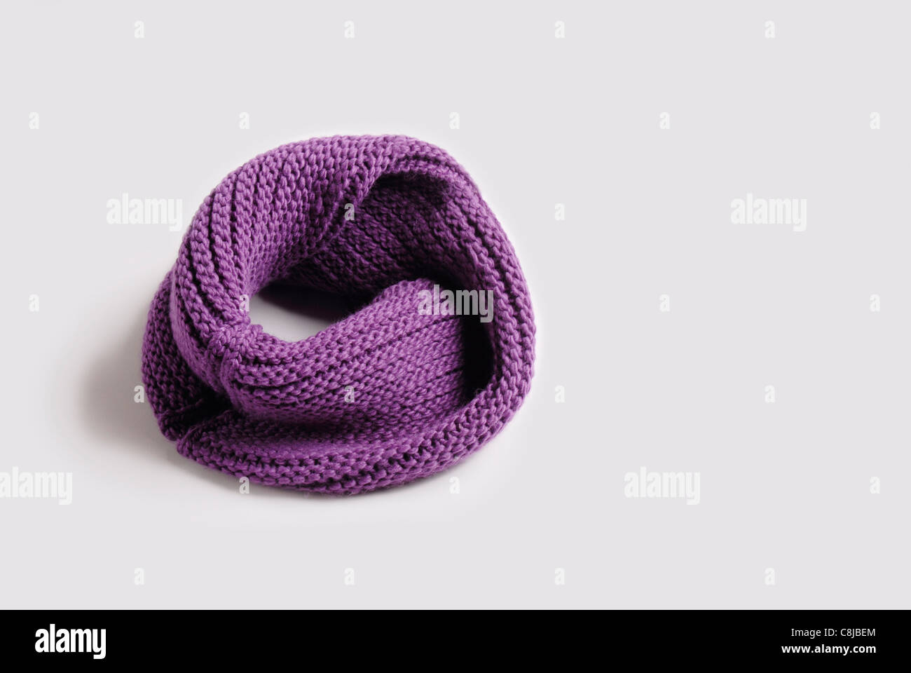FEMMES MORADO BUFANDA TELA CALLOR FEA CUELLO PURPURA ESTILO MODA TEJIDO  SUAVE REDONDO KNIT MUJER PRENDA TEMPORADA ACCESORIO COMODA ALGODON INVIERNO  1 Photo Stock - Alamy