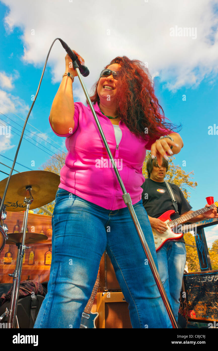 'Sweet Suzi & Sugafixx' avec la chanteuse de blues Suzi Smith, l'exécution sur scène en plein air à Merrick, New York, USA, 22 Octobre 2011 Banque D'Images